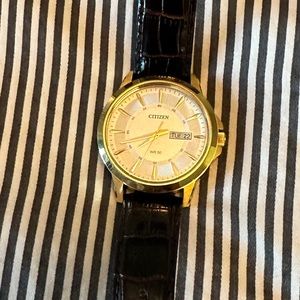 Citizen gold watch. Needs new battery